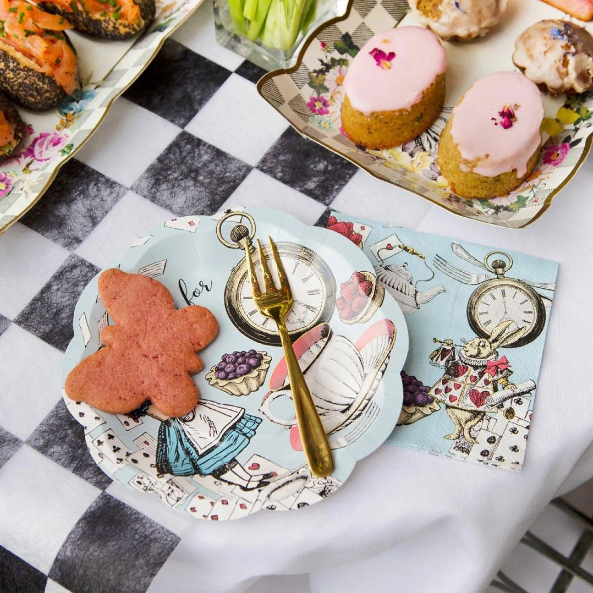 Alice in Wonderland Dessert Plates 12ct