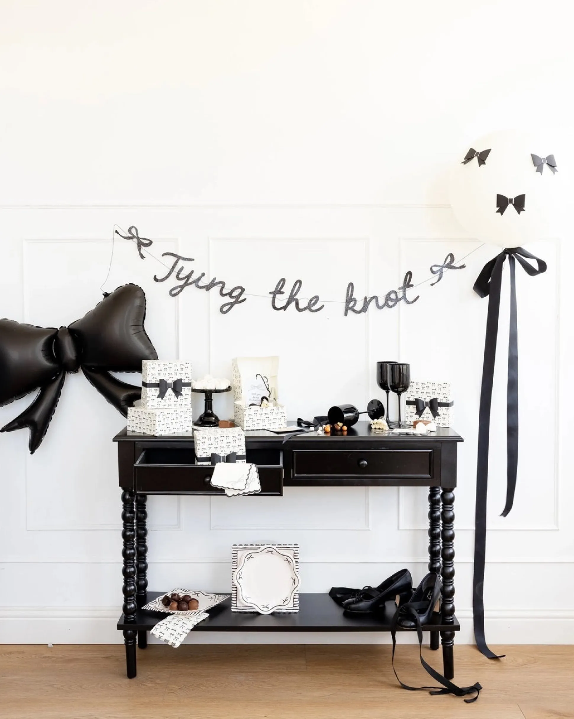 Black Bow Scalloped Lunch Plates 8ct