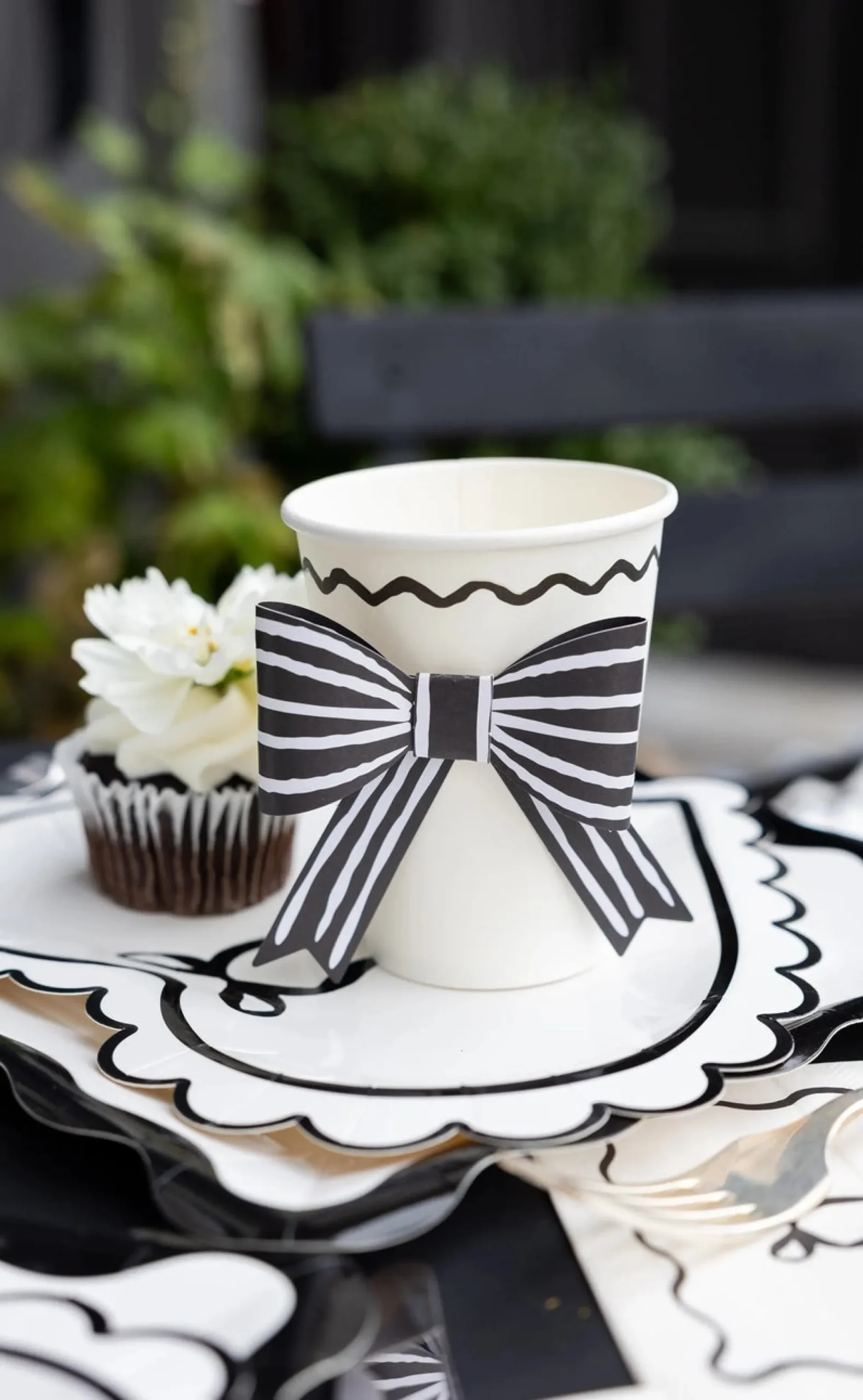 Black & Cream Bow Party Cups 8ct