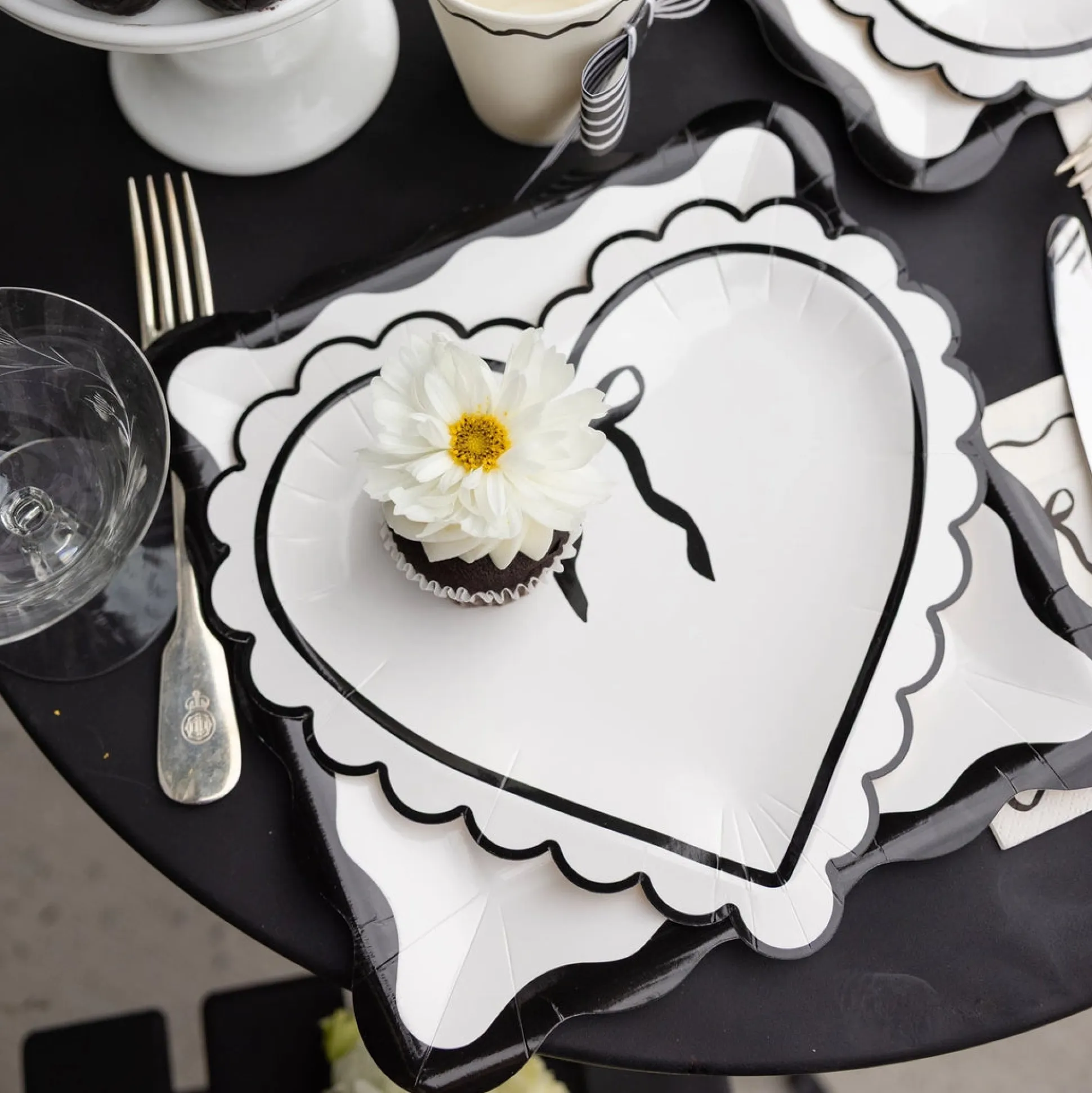 Cream & Black Scalloped Heart Lunch Plates 8ct
